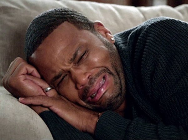 Плачущий темнокожий мужчина