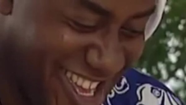 Негр улыбается