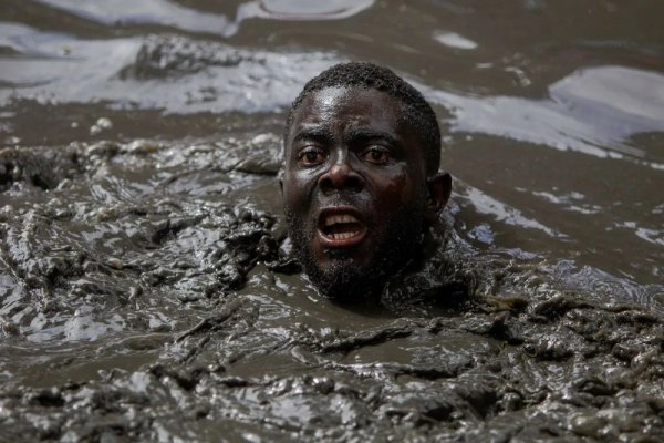 Негр плавает