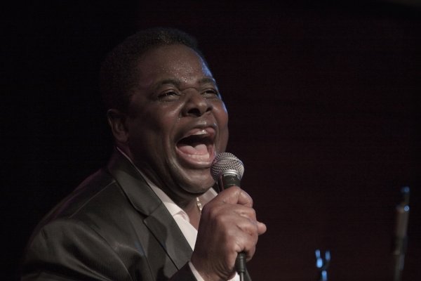 Негр с микрофоном