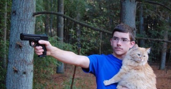 Человек держит кота