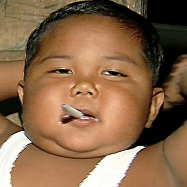 Негр закуривает сигару