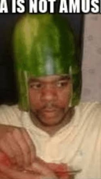 Черно кожый с арбузом на голове