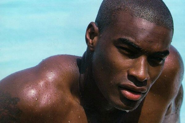 Tyson Beckford лежит