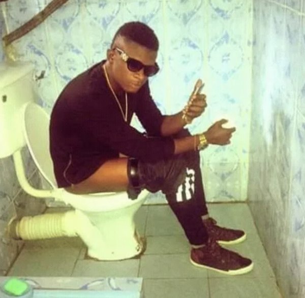 Афроамериканец на унитазе