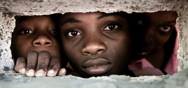 Негр выглядывает