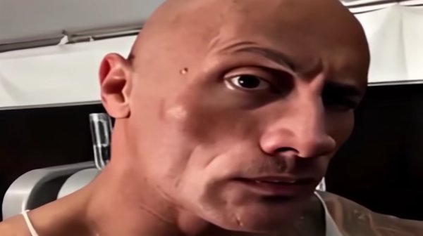 Дуэйн скала Джонсон поднимает бровь