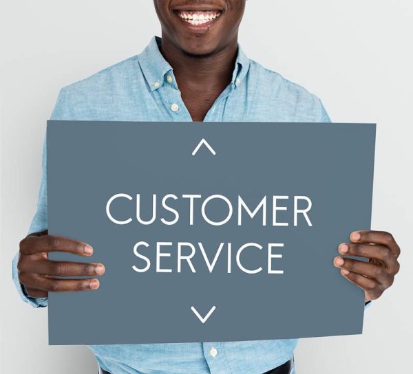 Афроамериканец с табличкой help