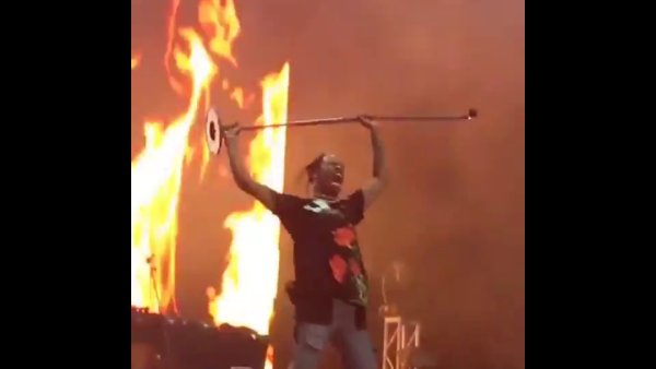 Travis Scott с микрофоном