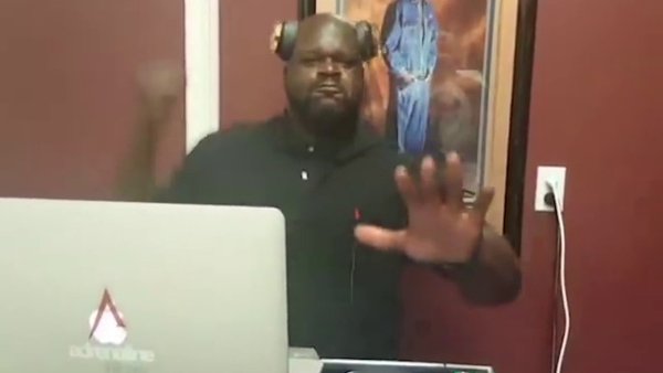 Толстый негр в наушниках