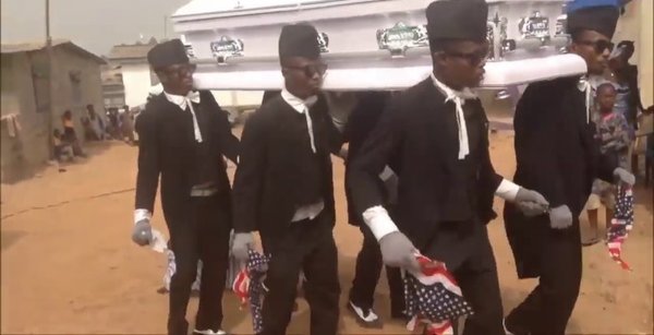 Негры несут гроб