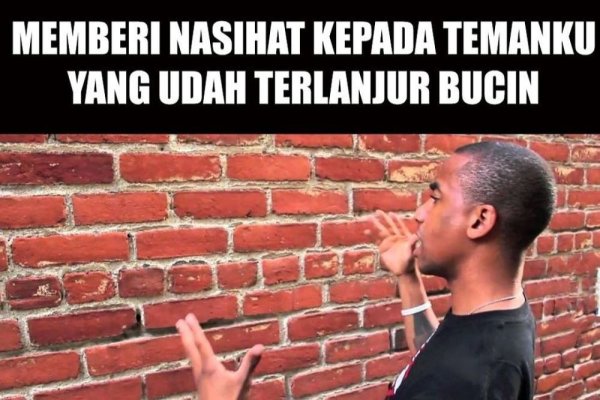 Негр разговаривает со стеной