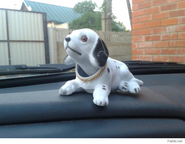 Собака в машину с качающейся головой