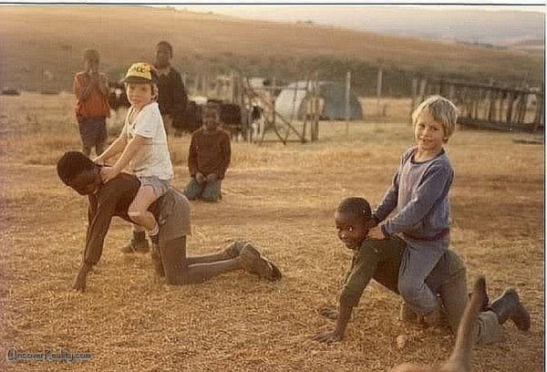 Белые дети катаются на неграх