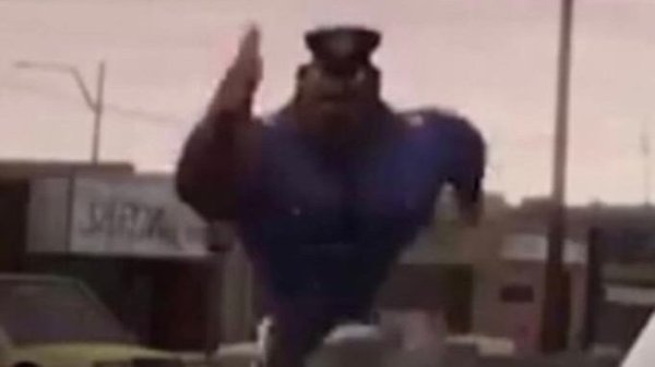 Негр полицейский бежит