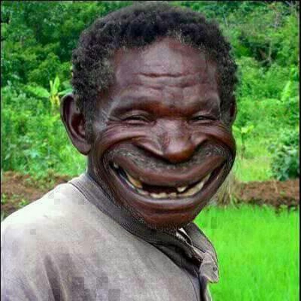 Негр смеется