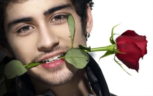 Парень с розой