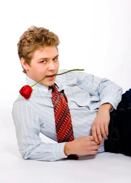 Человек с розой в зубах