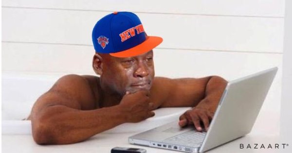 Негр сидит за компьютером