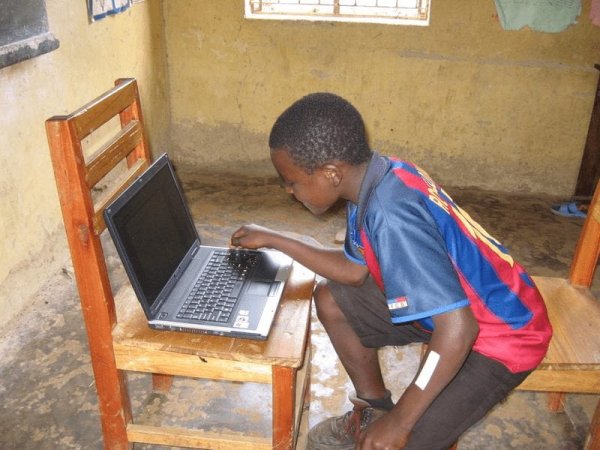 Афроамериканец за компьютером