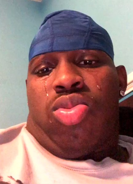 Афроамериканец плачет