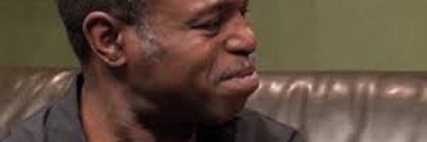 Мужик плачет