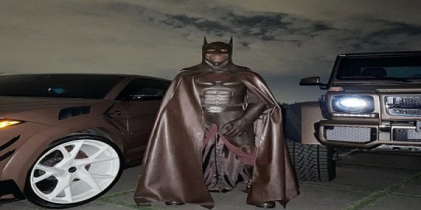 Коричневый Бэтмен Трэвис Скотт