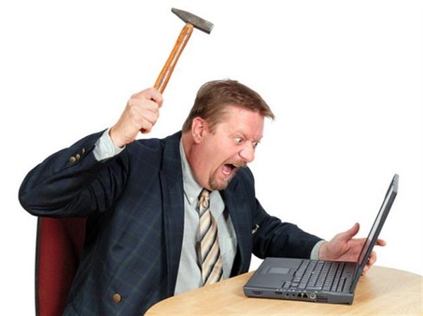 Человек с молотком и компьютером
