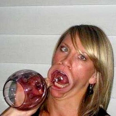 Выпивающая женщина смешная