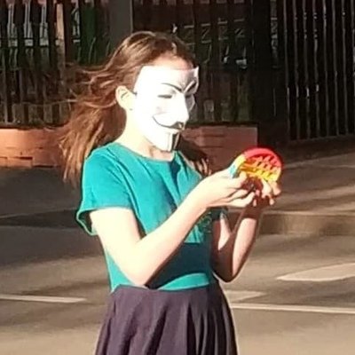 Девочка в маске Гая Фокса