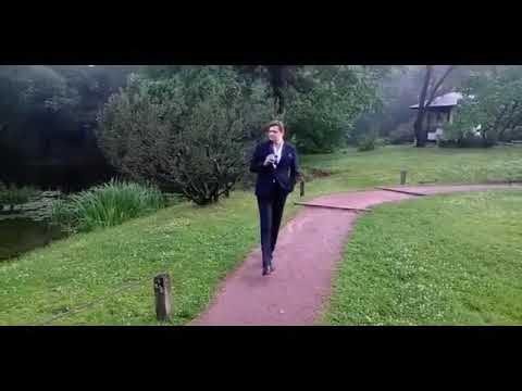 Евгений Понасенков гуляет в парке