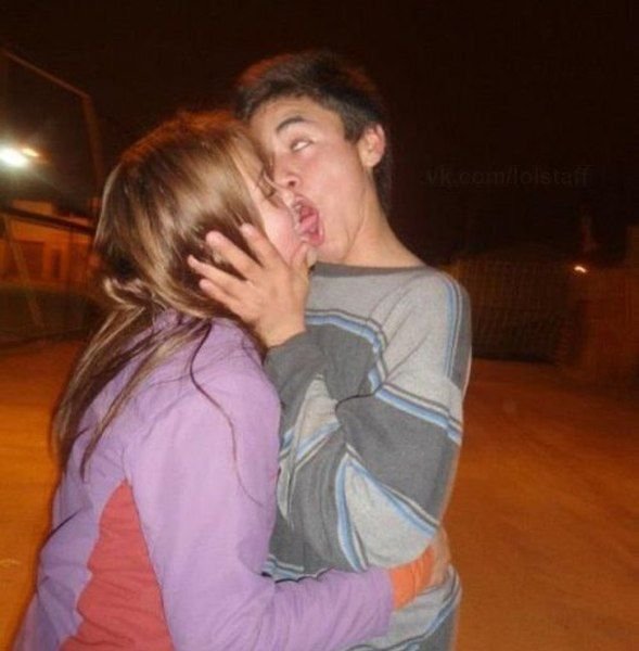 Смешной поцелуй