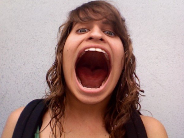 Двушка с широко открытым ртом