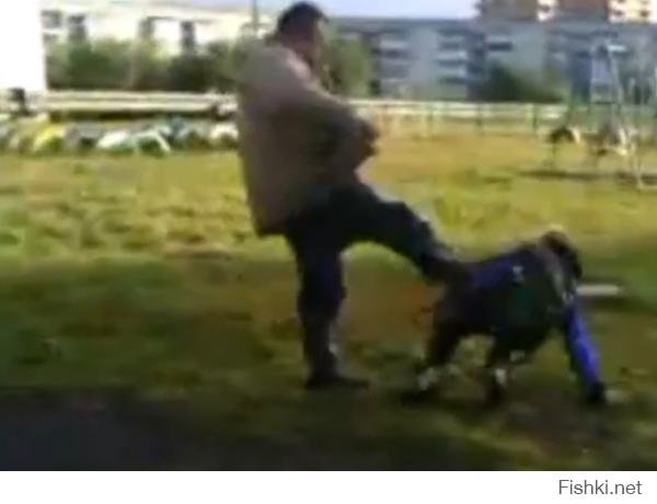 Парня бьют ногами