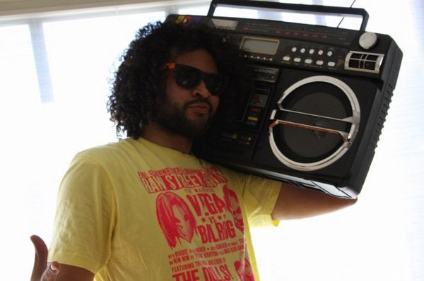 Магнитофон на плече