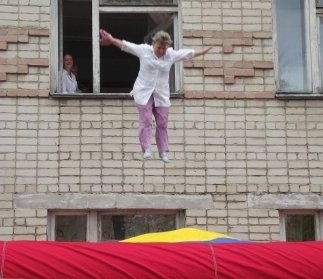 Человек выпрыгивает из окна