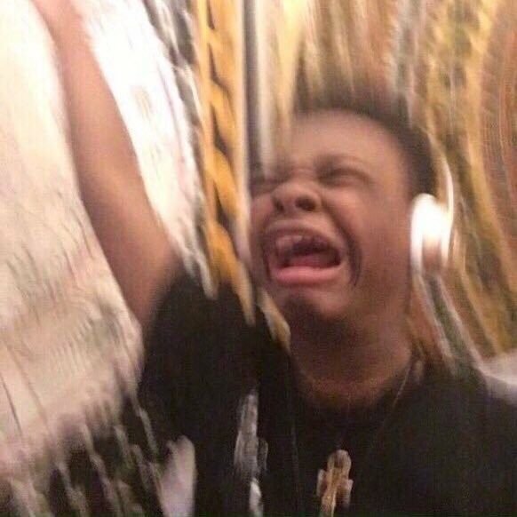 Девочка в наушниках Мем