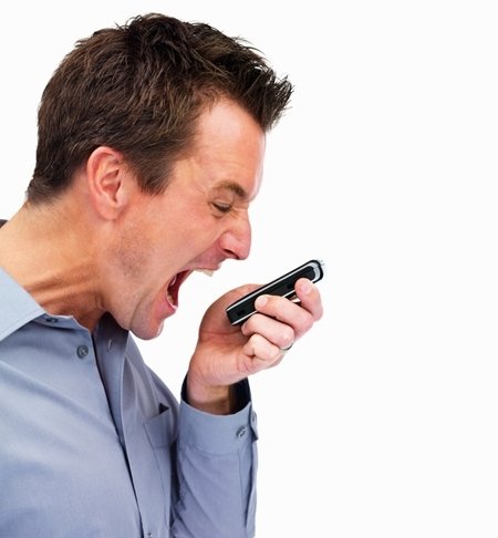 Человек кричит в трубку