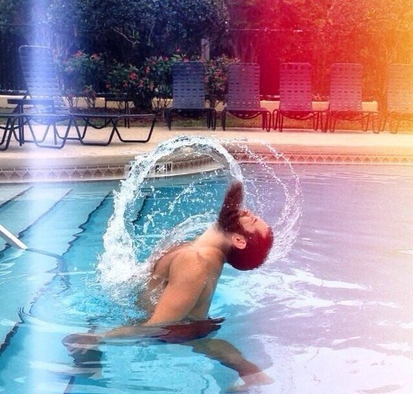 Юноши в бассейне