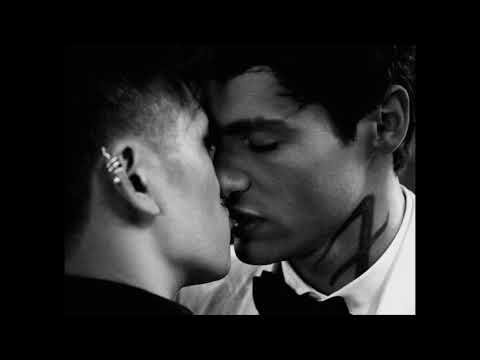 Два мужчины целуются