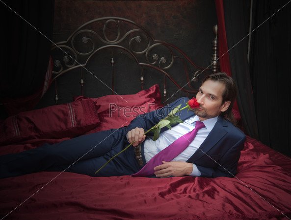 Мужик лежит с цветами