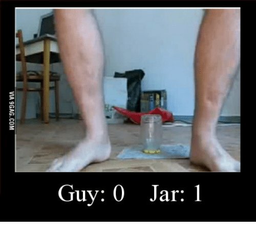 Мужик садится на банку