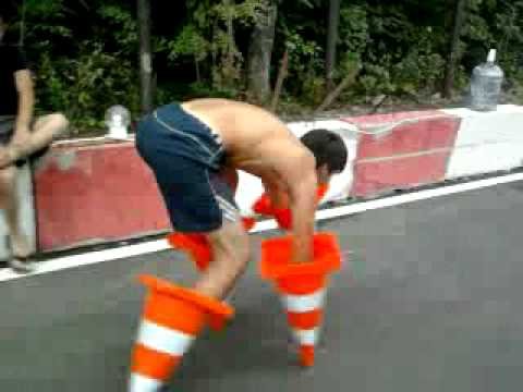 Человек с дорожным конусом на голове