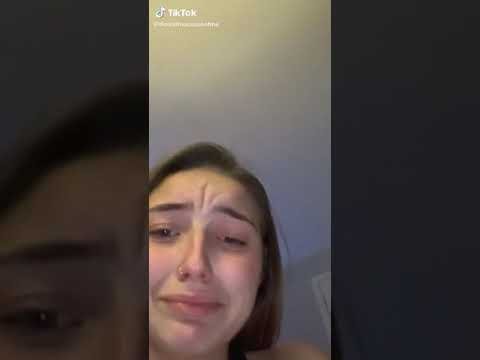 Девочка вытирает слезы хомяком