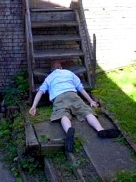 Мужик падает с лестницы