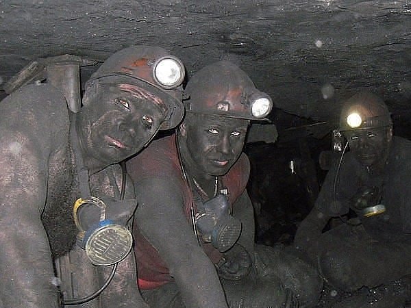 Шахтеры в угольной шахте
