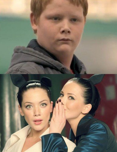 Девушка шепчет на ухо другой Мем