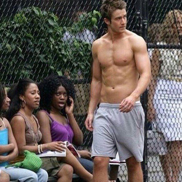 Мужики пялятся на женщину