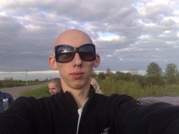 Лысый в очках смешной