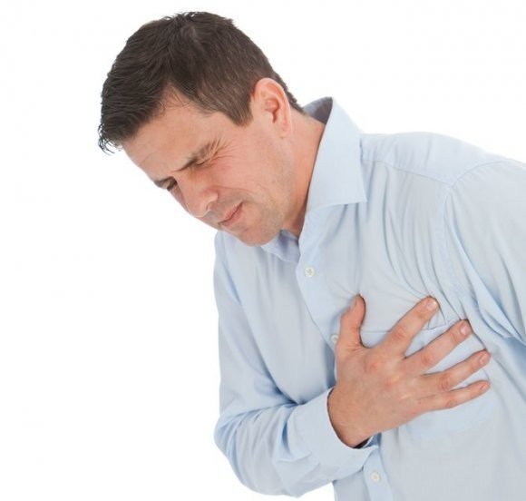 Парень держится за сердце